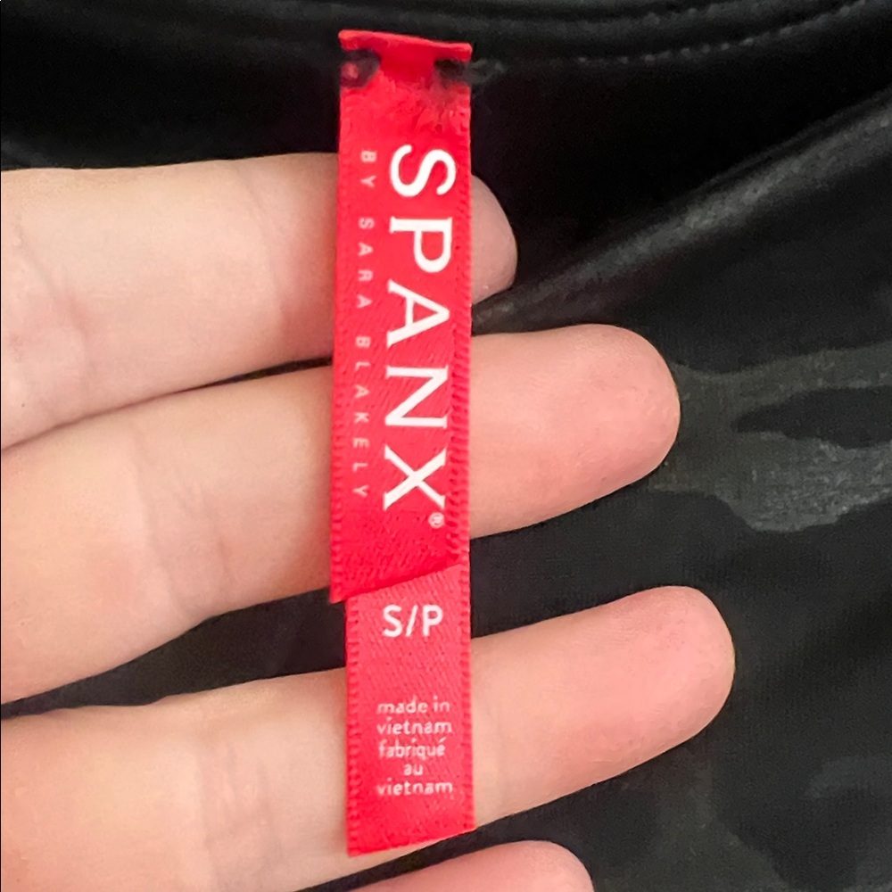 SPANX Faux Leather Camo Legging Matte Black Camo Size Small NWT - Picture 5 of 8